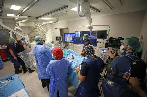 Adana'da kalp kapa deiimi ameliyatn doktorlar canl yaynla izledi