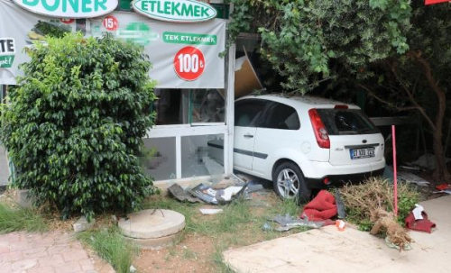 Antalya'da otomobil eczaneye girdi