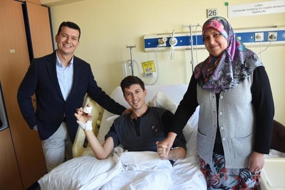 Ayandan Alnan Parmaklar Eline Dikildi