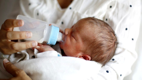 Biberonla beslenen bebekler her gn 'milyonlarca mikroplastik parack yutuyor'