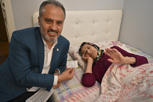 Bursa Bykehir Belediye Bakan Alinur Akta, 118 yandaki Saadet Al'a tekerlekli sandalye hediye etti
