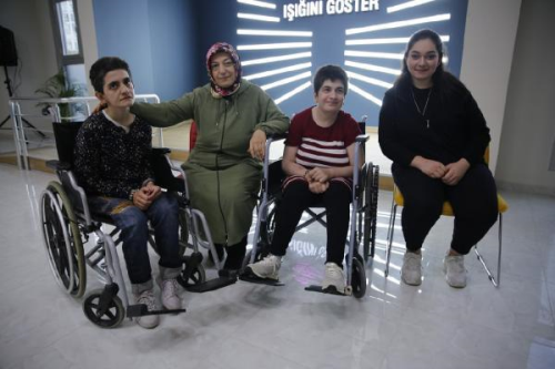 Bursa salk haberleri | Hidayet Yldrm ve engelli iki kz Engelsiz Yaam Merkezi'nde hayata tutundu