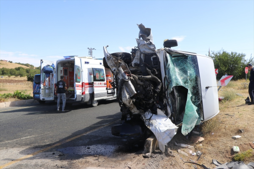 Elaz'da yolcu otobs ile minibsn arpt kazada 18 kii yaraland