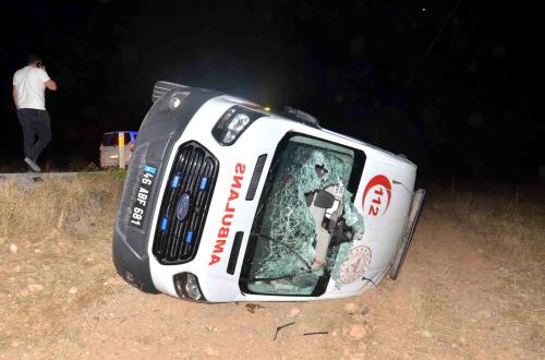 Elbistan'da Ambulans arampole Devrildi: 5 Yaral