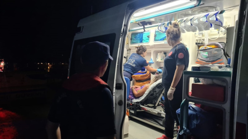 Fethiye'de gezi teknesinde yaralanan 2 kii Sahil Gvenlik tarafndan tahliye edildi