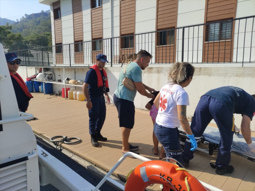 Fethiye'de gezi teknesinde yaralanan kii Sahil Gvenlik tarafndan tahliye edildi