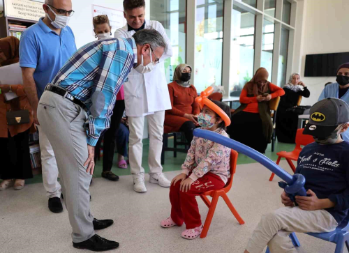 Haclar Belediye Bakan Bilal zdoan, ER KANKA ocuk Hematoloji Onkoloji ve Kemik lii Hastanesi'ni ziyaret etti