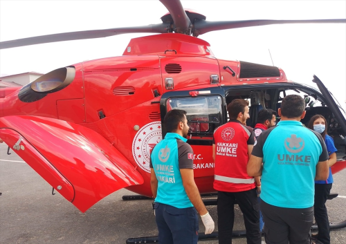 Hakkari'de akcier iltihaplanmas tedavisi gren ocuk, ambulans helikopter ve uakla Ankara'ya sevk edildi