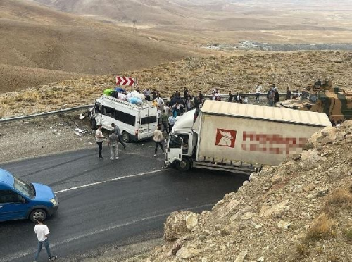 Hakkari'de kargo kamyonu ile yolcu minibs arpt: 1 l, 11 yaral