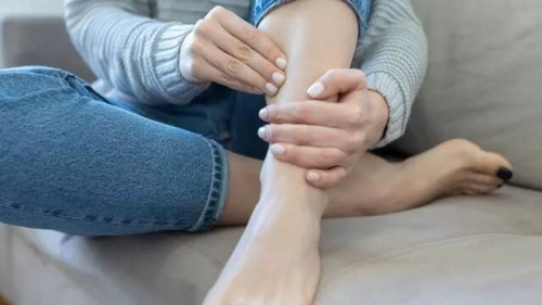 Huzursuz bacak sendromu nedir? Huzursuz bacak sendromu belirtileri nedir, ne iyi gelir? Tehisi ve tedavisi nasl yaplr?