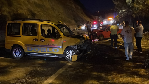 Karabk'te otomobil ile ticari taksinin arpmas sonucu 3 kii yaraland