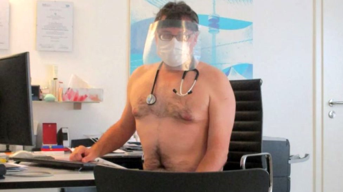 Koronavirs: Alman doktorlar koruyucu ekipman skntsn plak pozlaryla protesto ediyor