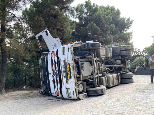 Maltepe'de hafriyat kamyonu devrildi, 2 ii yaraland