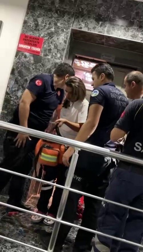 Salk ekibi asansrde mahsur kald, itfaiye ekipleri kurtard