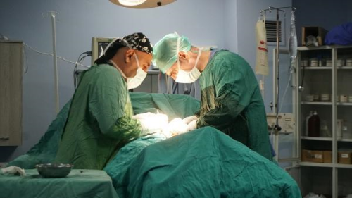 Siirt'te 20 yldr safra kesesinde ta olan kadna ameliyat yapld: 2 bin ta karld