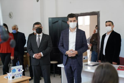 Gnlk 10 bin maske retilen okula belediyeden destek