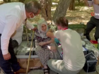 101 yaşındaki nine aşı olmak istedi, il sağlık müdürü kapısına gitti