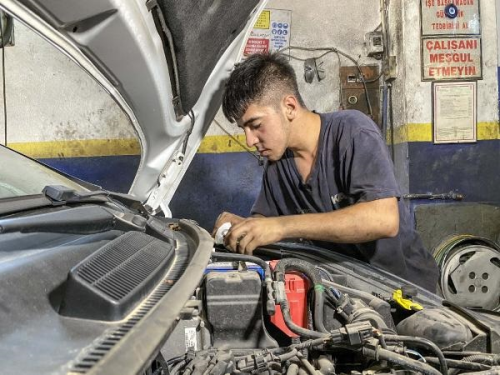 17 ya��ndaki gen�, di� tedavisi i�in okulunu b�rak�p �al��maya ba�lad�