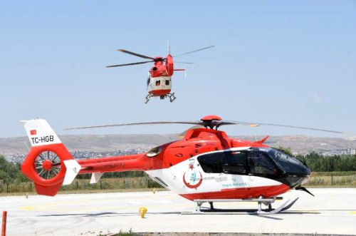 6 yandaki Kartal iin iki ambulans helikopter havaland