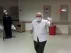 75 ya��ndaki Covid-19 hastas� b�yle taburcu oldu