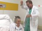 76 ya��ndaki kad�n 22 dakika boyunca hem kans�z hem de kalpsiz ya�am m�cadelesi verdi