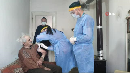 97 yandaki Hasan dede, evine gelen salklara curasyla trk syledi