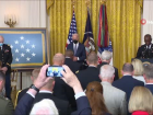 ABD Ba�kan� Joe Biden, madalya t�renine maske takarak kat�ld�