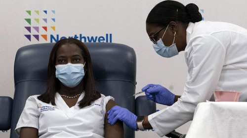 ABD'de ilk koronavir�s a��s� New York'ta bir hem�ireye yap�ld�