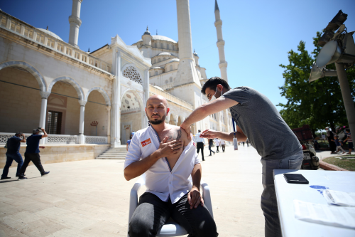 Adana'da cuma namaz ncesi ve sonras vatandalara Kovid-19 as yapld