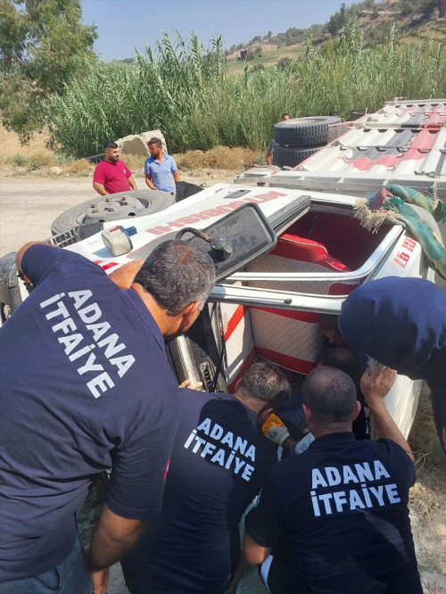 Adana'da devrilen kamyonun srcs yaraland
