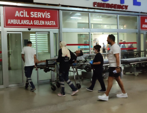 Adana'da devrilen motosikletin srcs yaraland