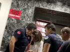 Adapazar�'nda Sa�l�k Ekibi Asans�rde Mahsur Kald�
