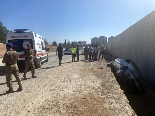 Adyaman'da Otomobil stinat Duvarna arpt: Src Yaraland