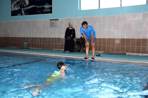 Adyamanl Depremzedeler Suda Fizik Tedavi Gryor