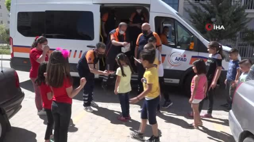 AFAD ekiplerinden ilgin bayram kutlamas