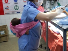 Afrika'da G�n�ll� Hem�irelik Yapan T�rk, Ameliyat�na Girdi�i Hastan�n Bebe�ini S�rt�nda Ta��d�