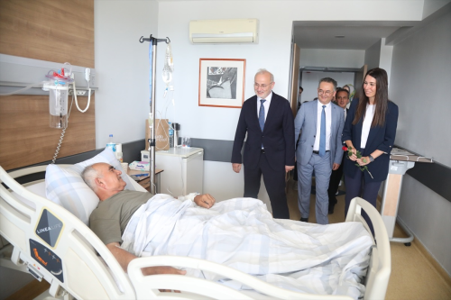 AK Parti Genel Bakan Yardmcs idem Karaaslan, OM Salk Uygulama ve Aratrma Merkezinde Hastalar Ziyaret Etti