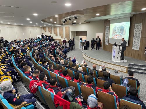 AK Parti Genel Bakan Yardmcs Usta, Konya'da plaket treninde konutu Aklamas