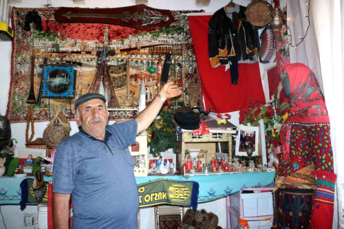 Akci�er kanseri hastas� antika biriktirerek evini m�zeye d�n��t�rd�