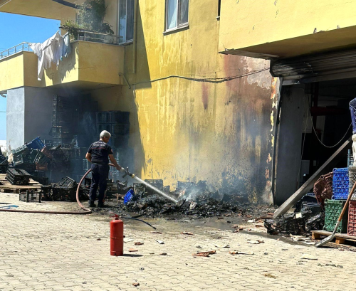 Alanya'da sebze meyve deposunda yangn kt