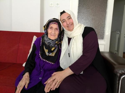 Alzheimer hastalarna gelinleri bakyor