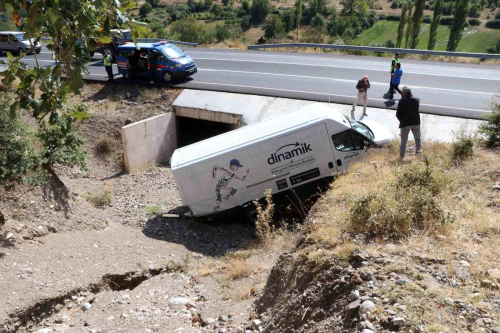 Amasya'da minibüs menfeze uçtu, sürücü yaralandı