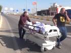 Ambulans Talepleri Reddedilince, Yatalak Annelerini Sedye ile Eve Götürdüler!