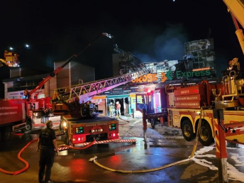Ankara'da bir zincir markette kan yangn byk hasara yol at