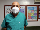 Annesiyle atlatt��� Kovid-19'dan babas�n� kaybeden doktor, cenazeye dahi kat�lamaman�n �z�nt�s�n� ya��yor