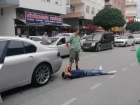 Antalya'da motosiklet kazas�nda yaralanan s�r�c�ye olay yerindeki doktor m�dahale etti