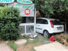 Antalya'da otomobil eczaneye girdi
