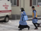 Ara�lar� yolda kalan sa�l�k��lar, karl� da�lar� y�r�yerek Saadet Nine'nin a��s�n� yapt�