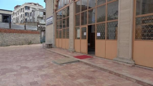 Arnavutky'de Cami Avlusuna Braklan Bebek Hastaneye Gtrld