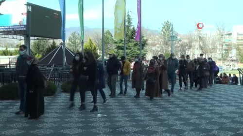 AVM'de uzun kuyruklar olutu, sosyal mesafe unutuldu